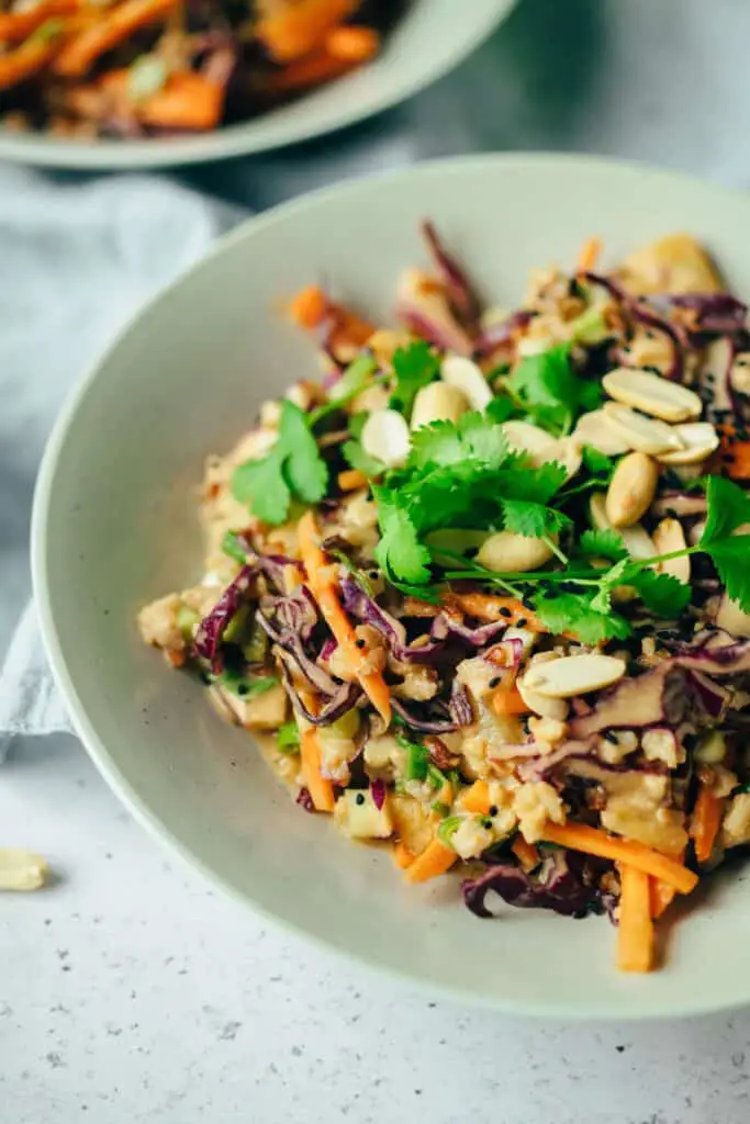 Veganer Reissalat mit Erdnusssauce