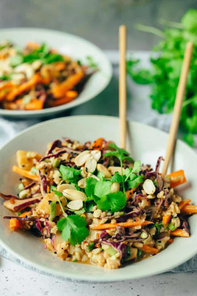 Veganer Reissalat mit Erdnusssauce