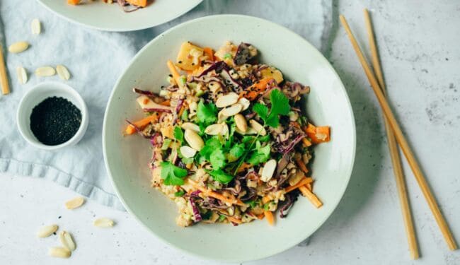 Veganer Reissalat mit Erdnusssauce