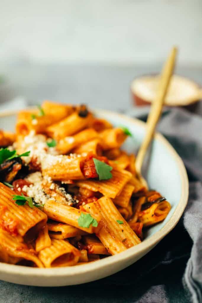 Pasta alla Norma mit ofengerösteter Aubergine (30 Minuten)