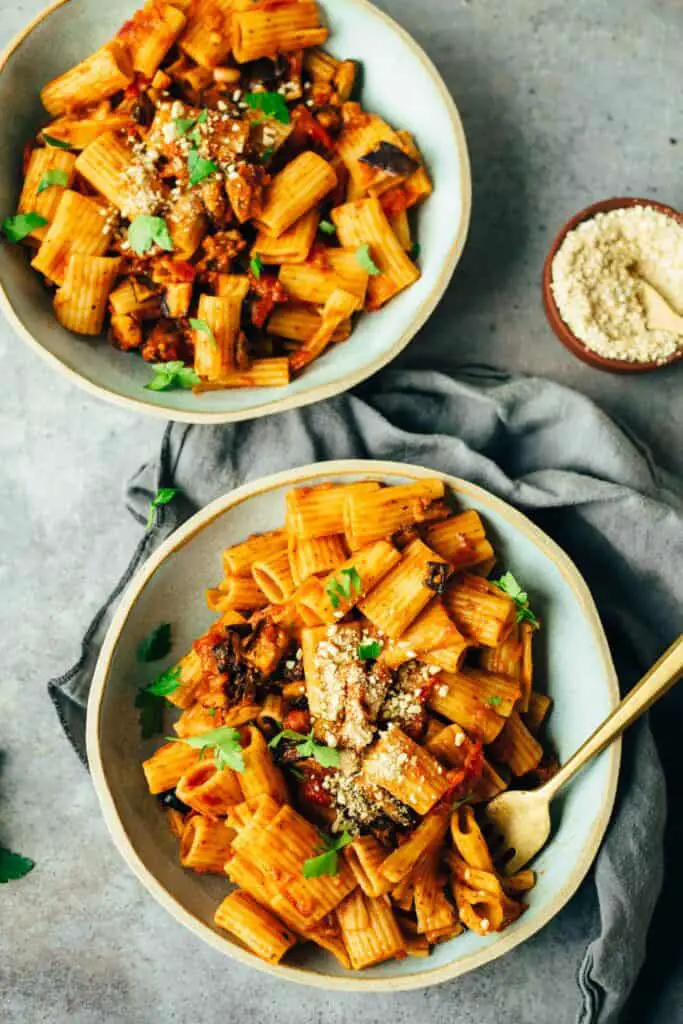 Pasta alla Norma mit ofengerösteter Aubergine (30 Minuten)