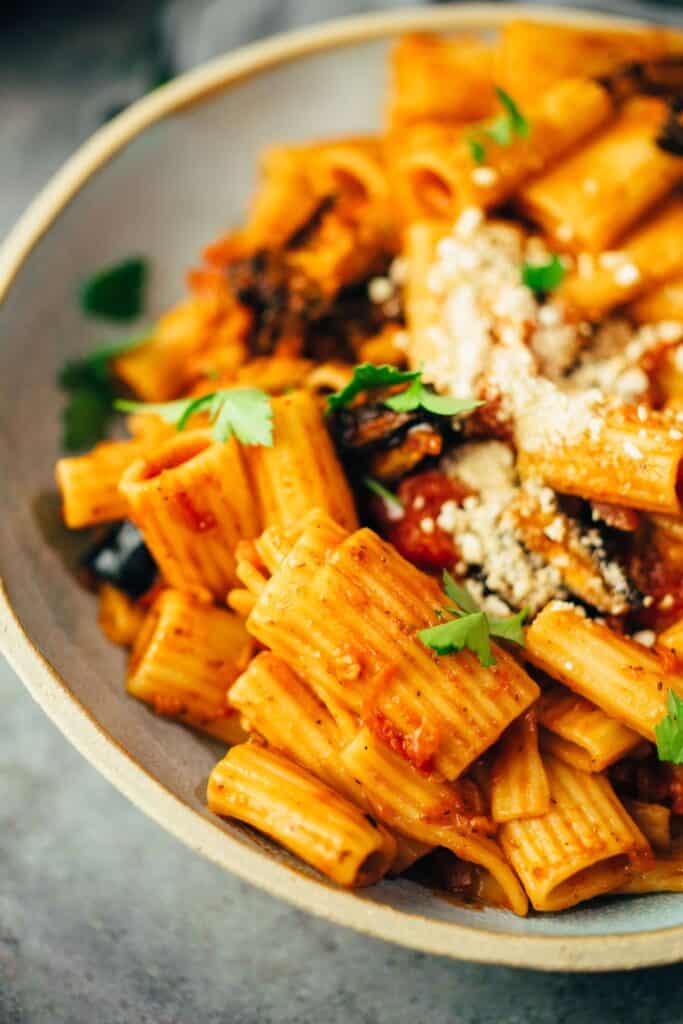 Pasta alla Norma mit ofengerösteter Aubergine (30 Minuten)