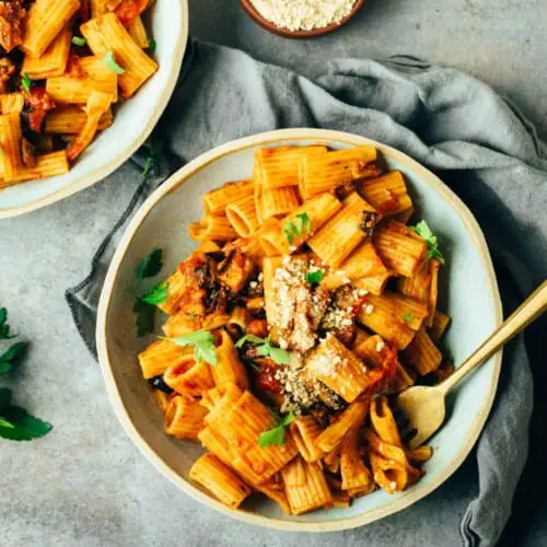 Pasta alla Norma mit ofengerösteter Aubergine (30 Minuten)