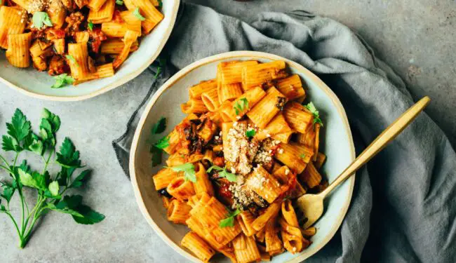 Pasta alla Norma mit ofengerösteter Aubergine (30 Minuten)