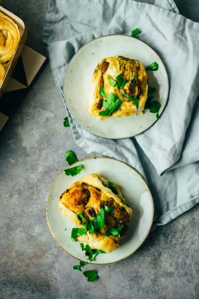 Pizza rolls with pesto and mushrooms  