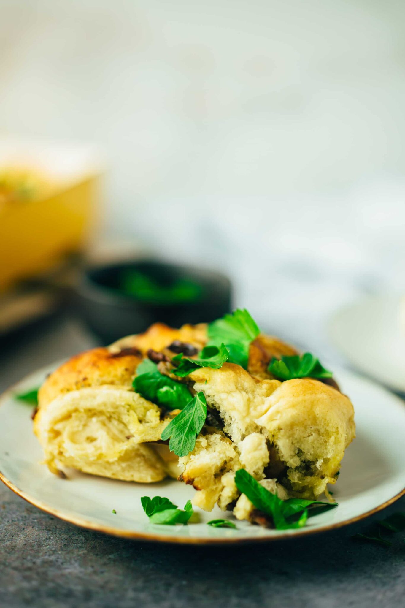 Pizzarollen mit Pesto und Pilzen (vegan) — VEGANE VIBES