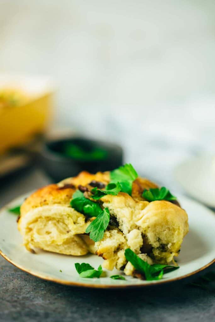 Pizzarollen mit Pesto und Pilzen