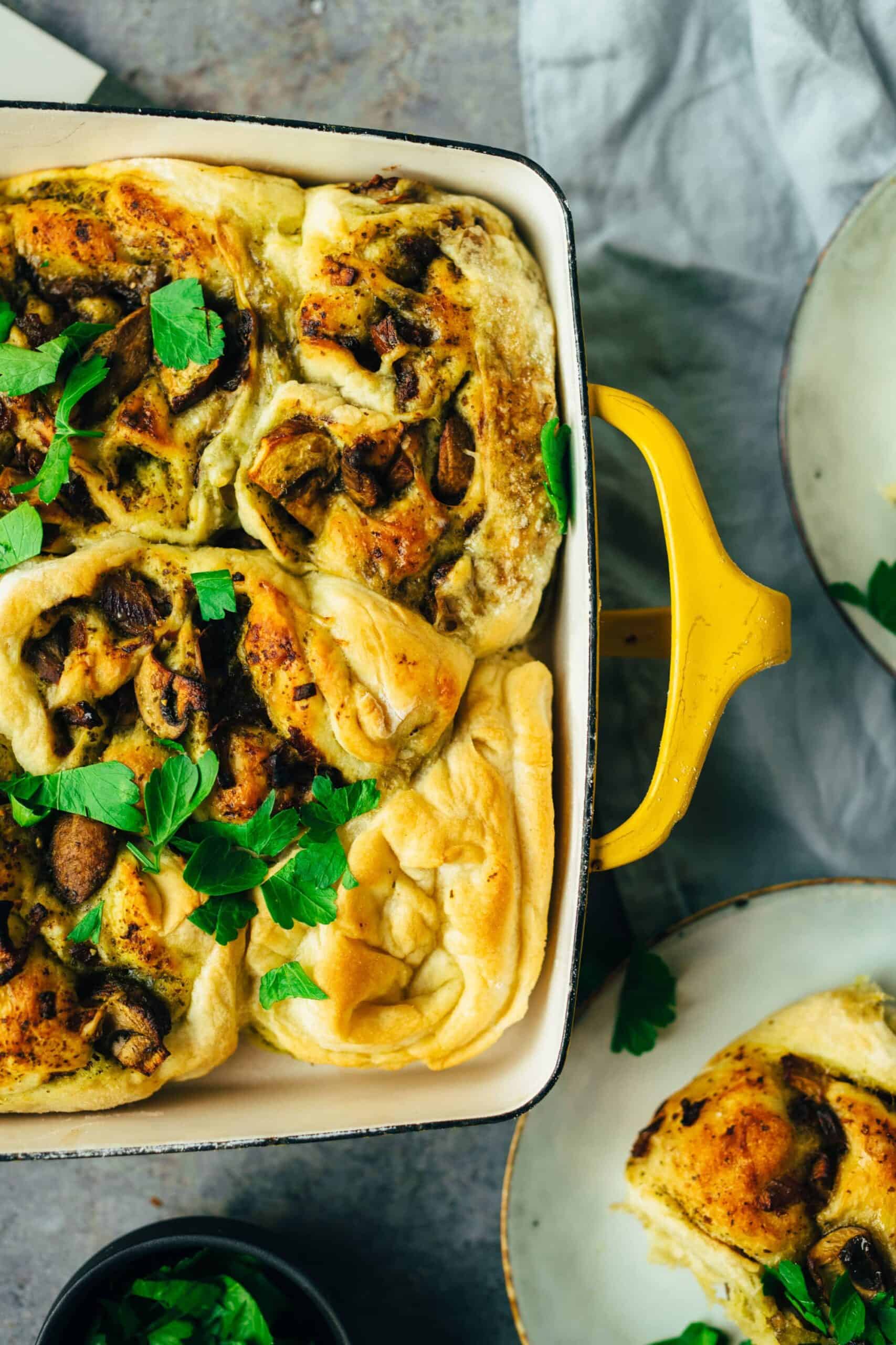 Pizzarollen mit Pesto und Pilzen (vegan) — VEGANE VIBES