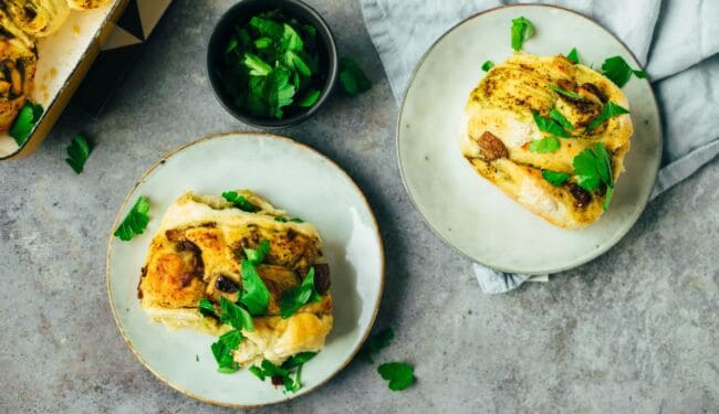 Pizzarollen mit Pesto und Pilzen