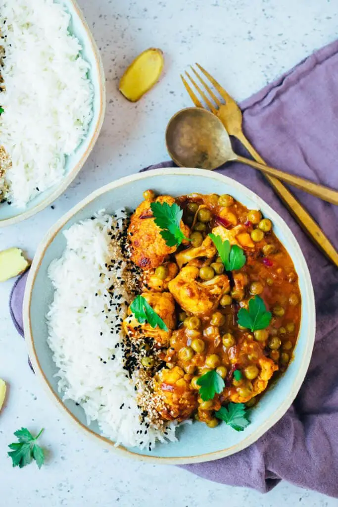 Baked cauliflower curry with peas