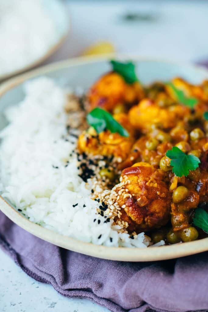 Baked cauliflower curry with peas