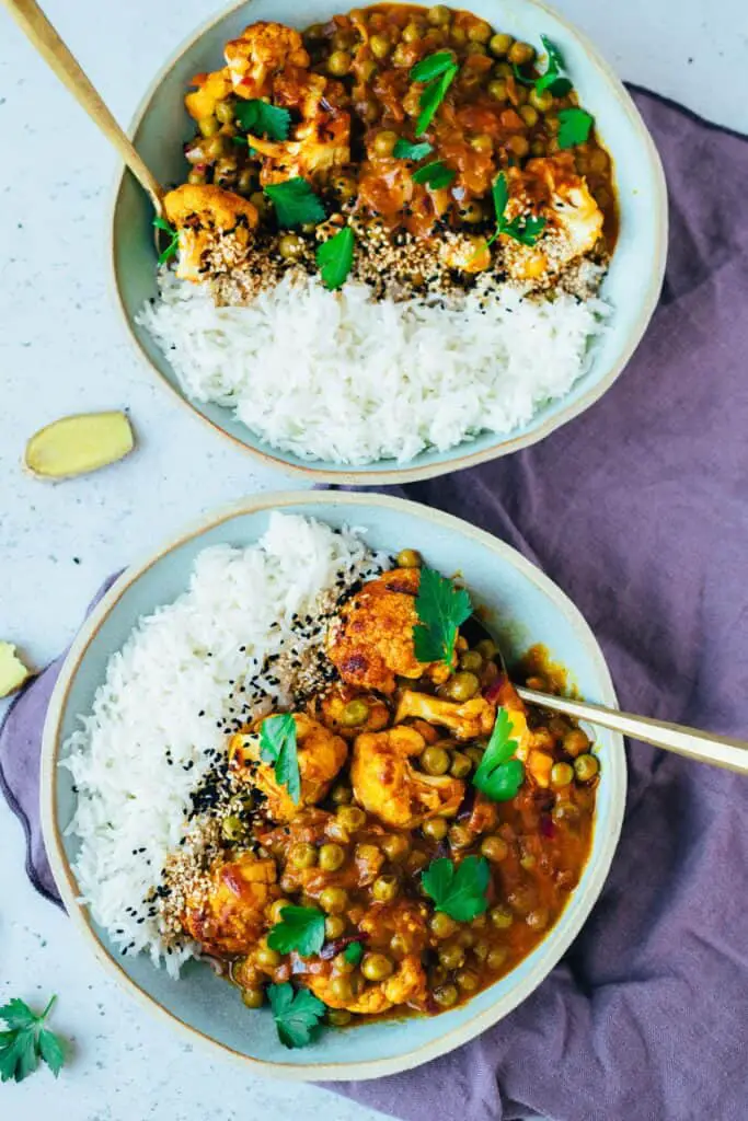 Baked cauliflower curry with peas