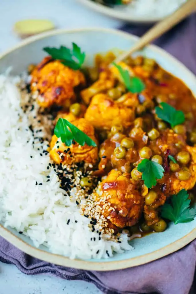 Baked cauliflower curry with peas