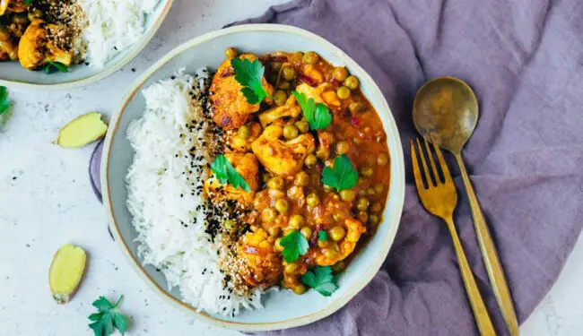 Gebackenes Blumenkohl Curry mit Erbsen