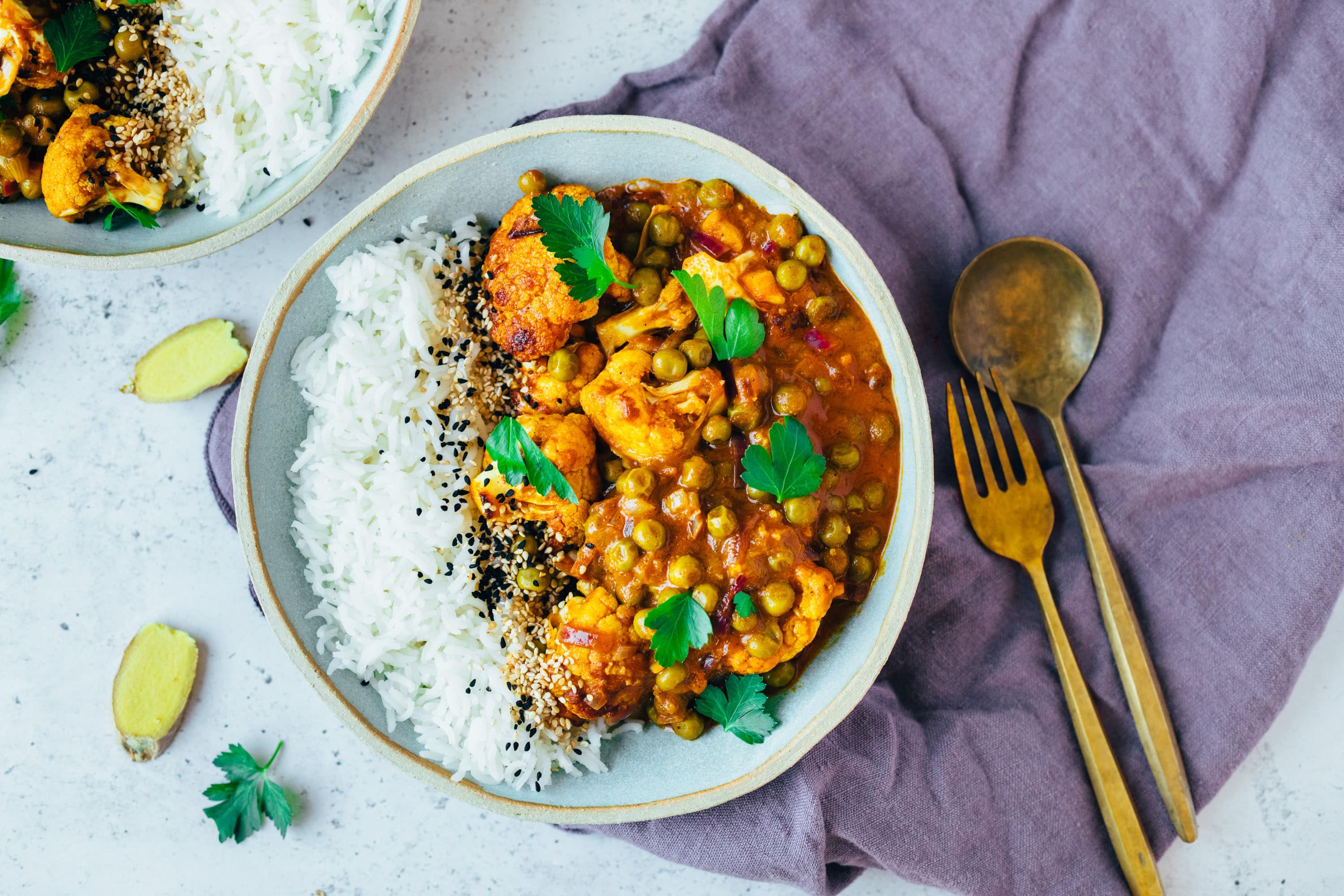 Gebackenes Blumenkohl Curry mit Erbsen — VEGANE VIBES