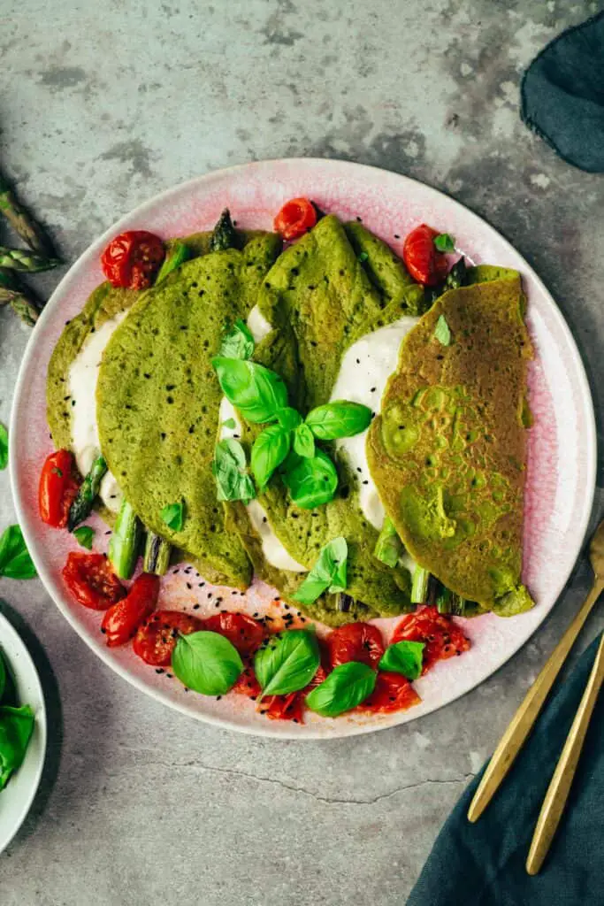 Spinach crêpes with mozzarella and green asparagus (gluten-free)