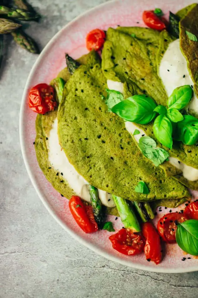 Spinach crêpes with mozzarella and green asparagus (gluten-free)