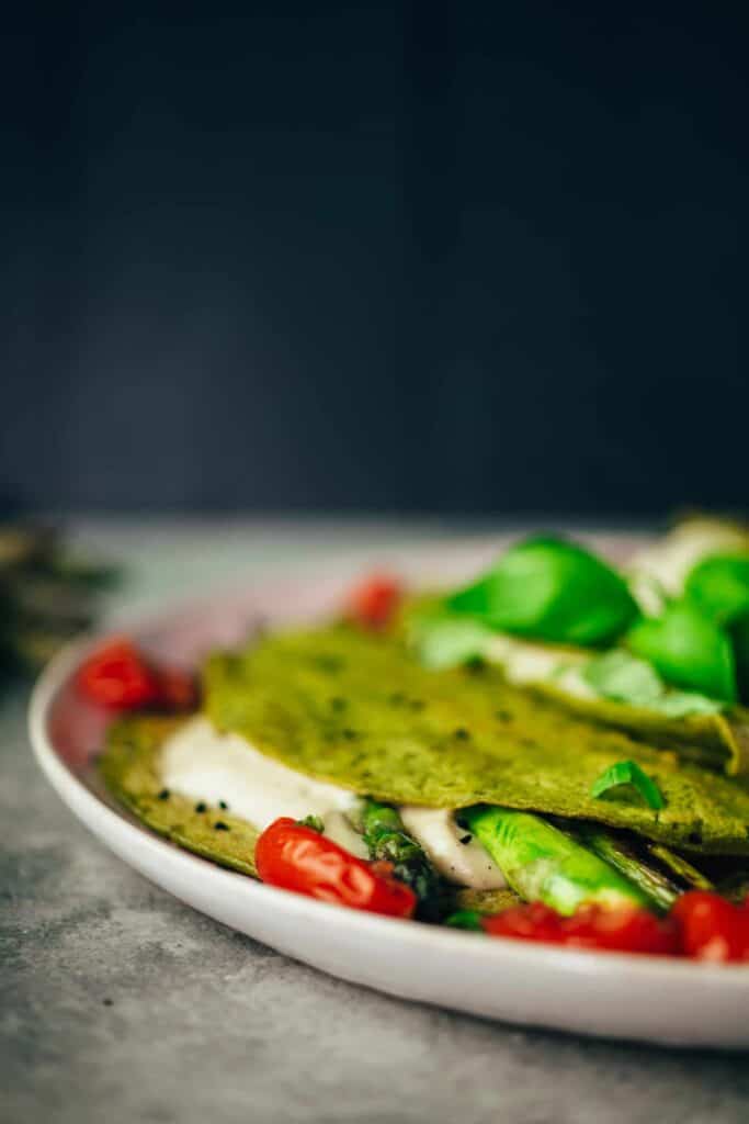 Spinach crêpes with mozzarella and green asparagus (gluten-free)