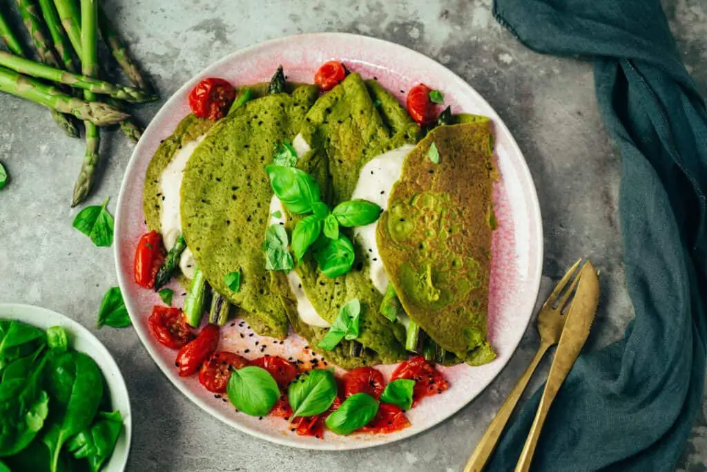 Spinach crêpes with mozzarella and green asparagus (gluten-free)