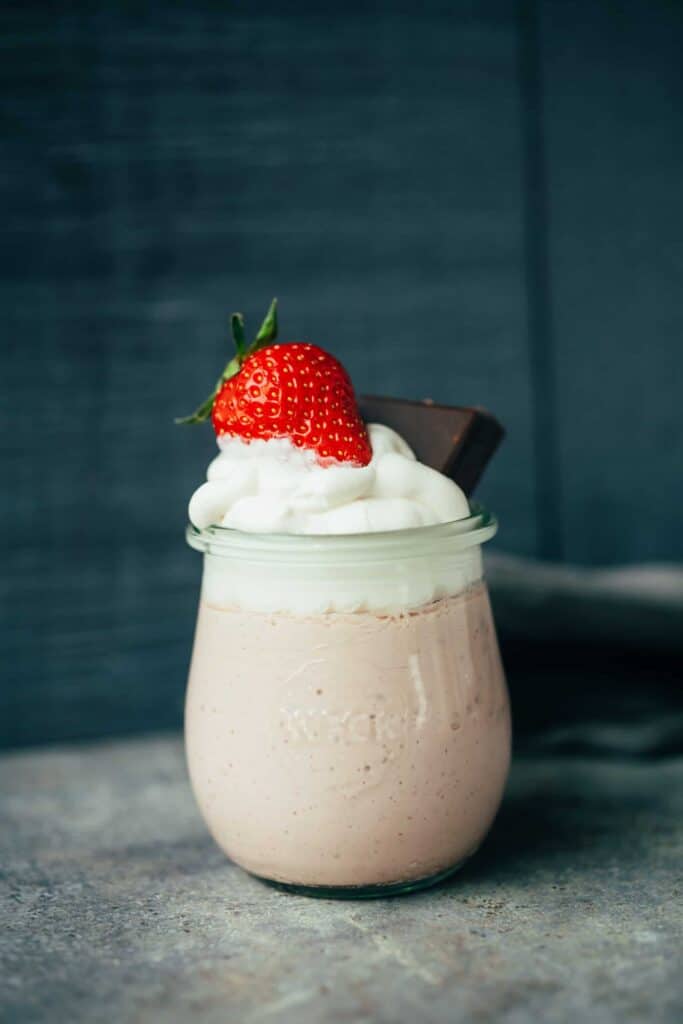 Simple strawberry dessert (vegan)