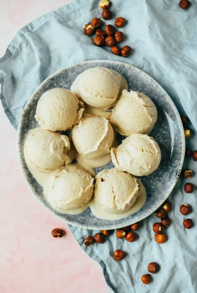 Creamy vegan hazelnut ice cream (with and without ice cream maker)  