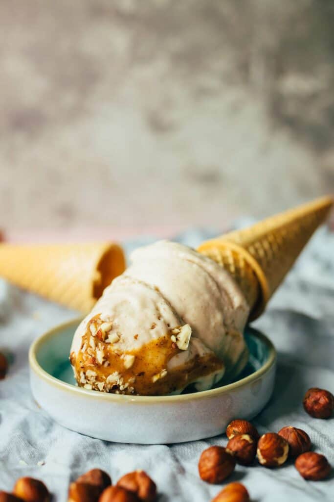 Creamy vegan hazelnut ice cream (with and without ice cream maker)  