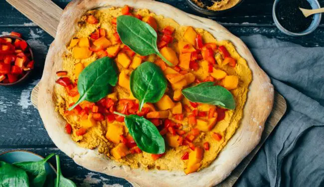 Pizza „Yoga“ mit Hummus und Kürbis