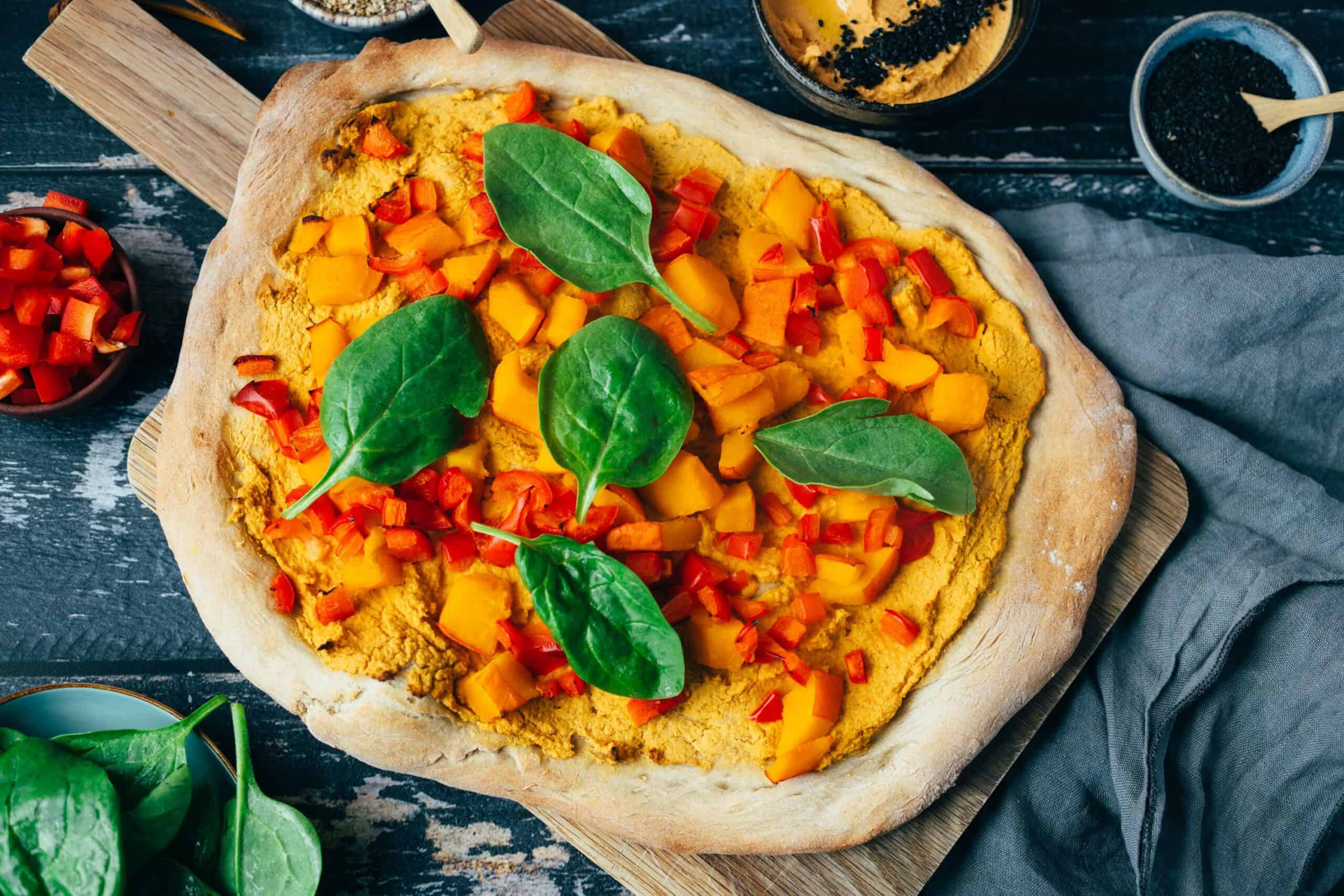 Pizza „Yoga“ mit Hummus und Kürbis