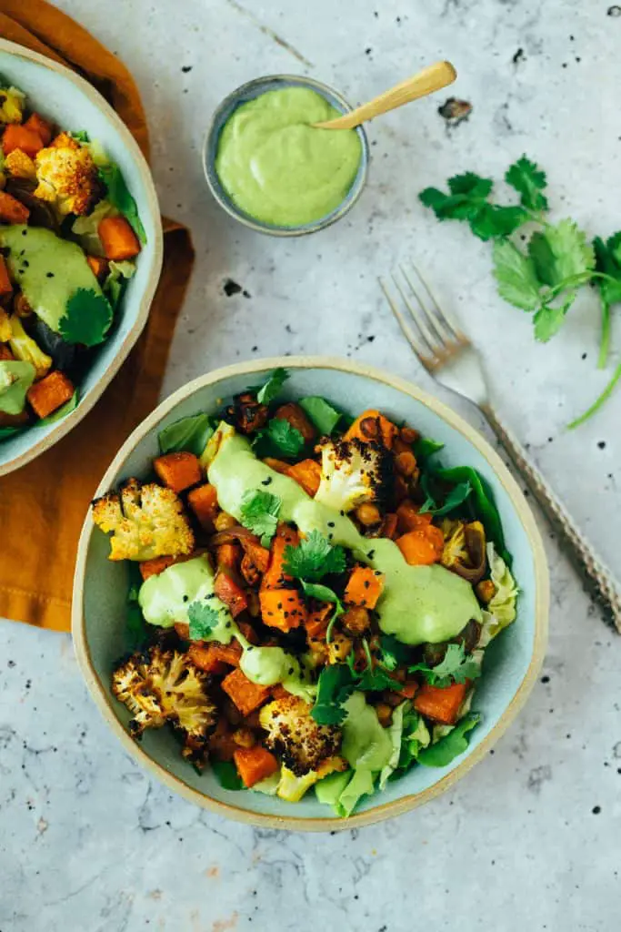 Salat mit Tikka Gemüse und Kokosnuss Chutney