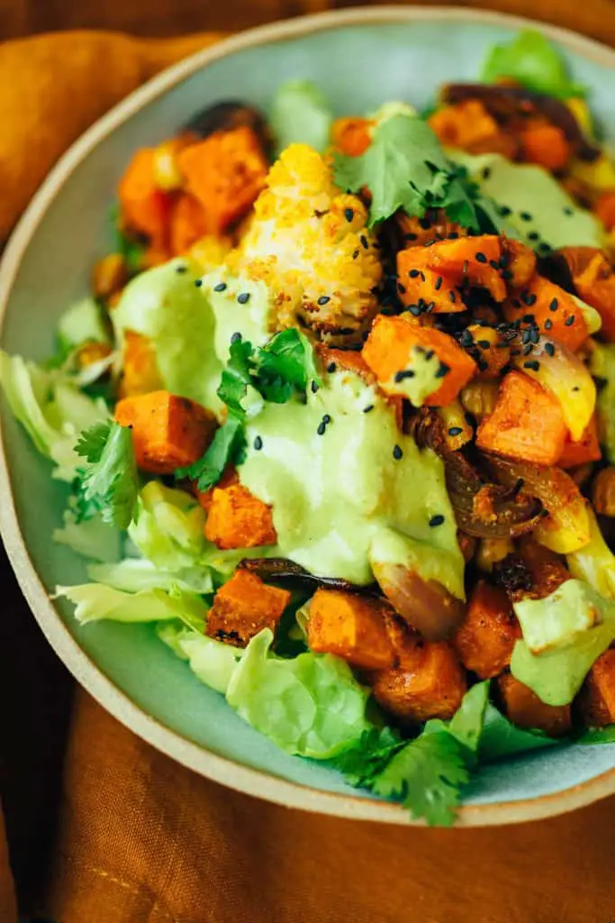 Salad with tikka vegetables and coconut chutney