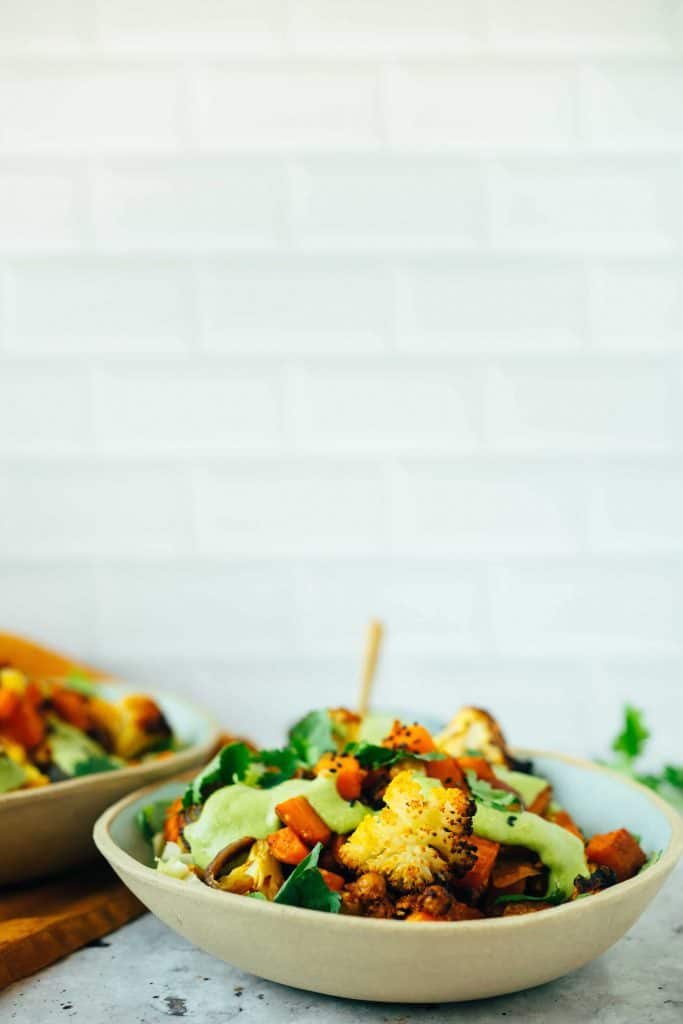 Salat mit Tikka Gemüse und Kokosnuss Chutney