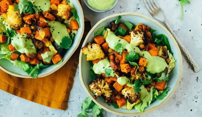 Salat mit Tikka Gemüse und Kokosnuss Chutney