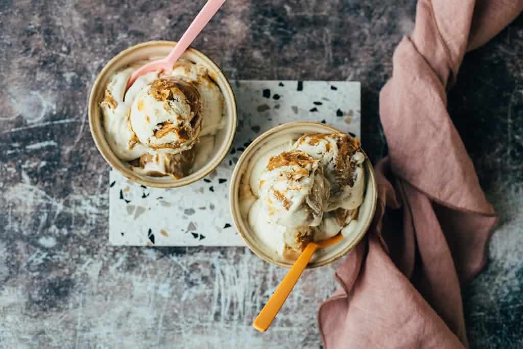 Salted Caramel Eiscreme (mit und ohne Eismaschine) — VEGANE VIBES