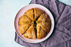 Scones mit karamellisierten Bananen (ölfrei)