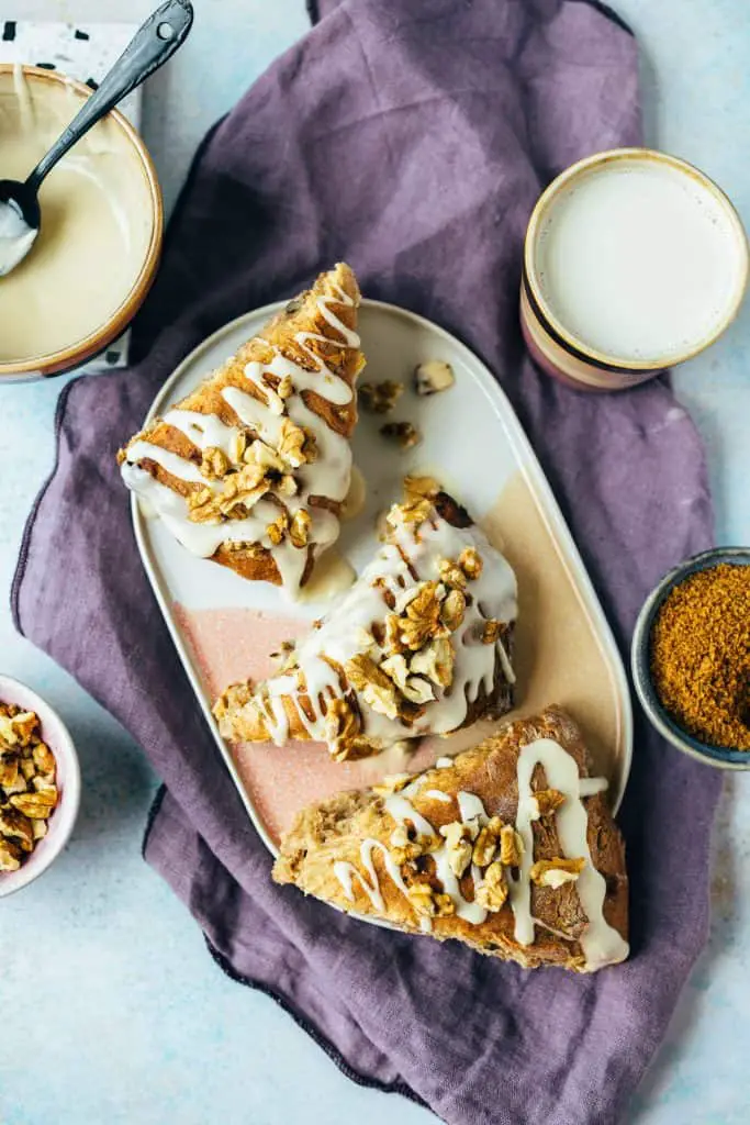 Scones with caramelized bananas (oil-free)