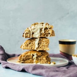 Scones mit karamellisierten Bananen (ölfrei)