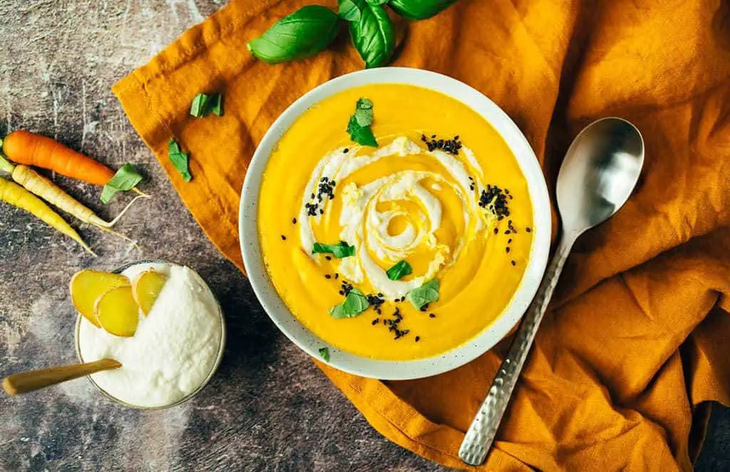 Karottensuppe mit Ingwer Sahne — VEGANE VIBES