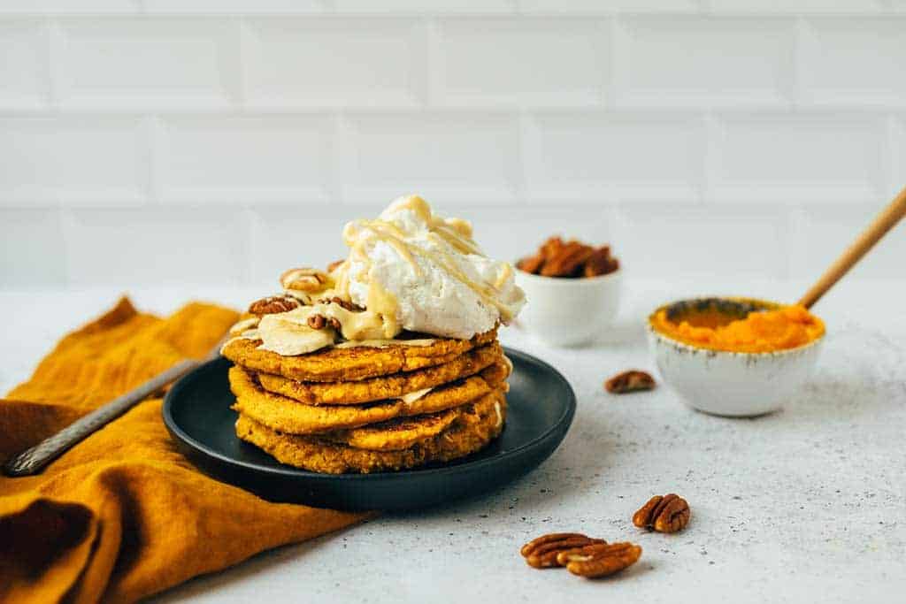 Kürbis-Pekan Pancakes