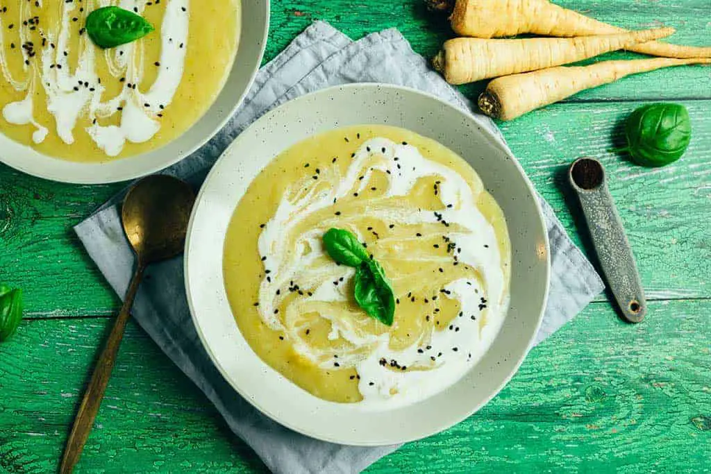 Cremige Pastinakensuppe mit Vanille — VEGANE VIBES
