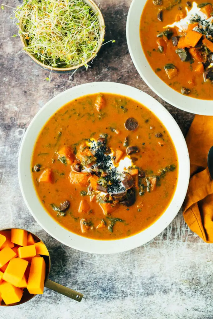 Herzhafter Eintopf mit Butternutkürbis und schwarzen Bohnen — VEGANE VIBES