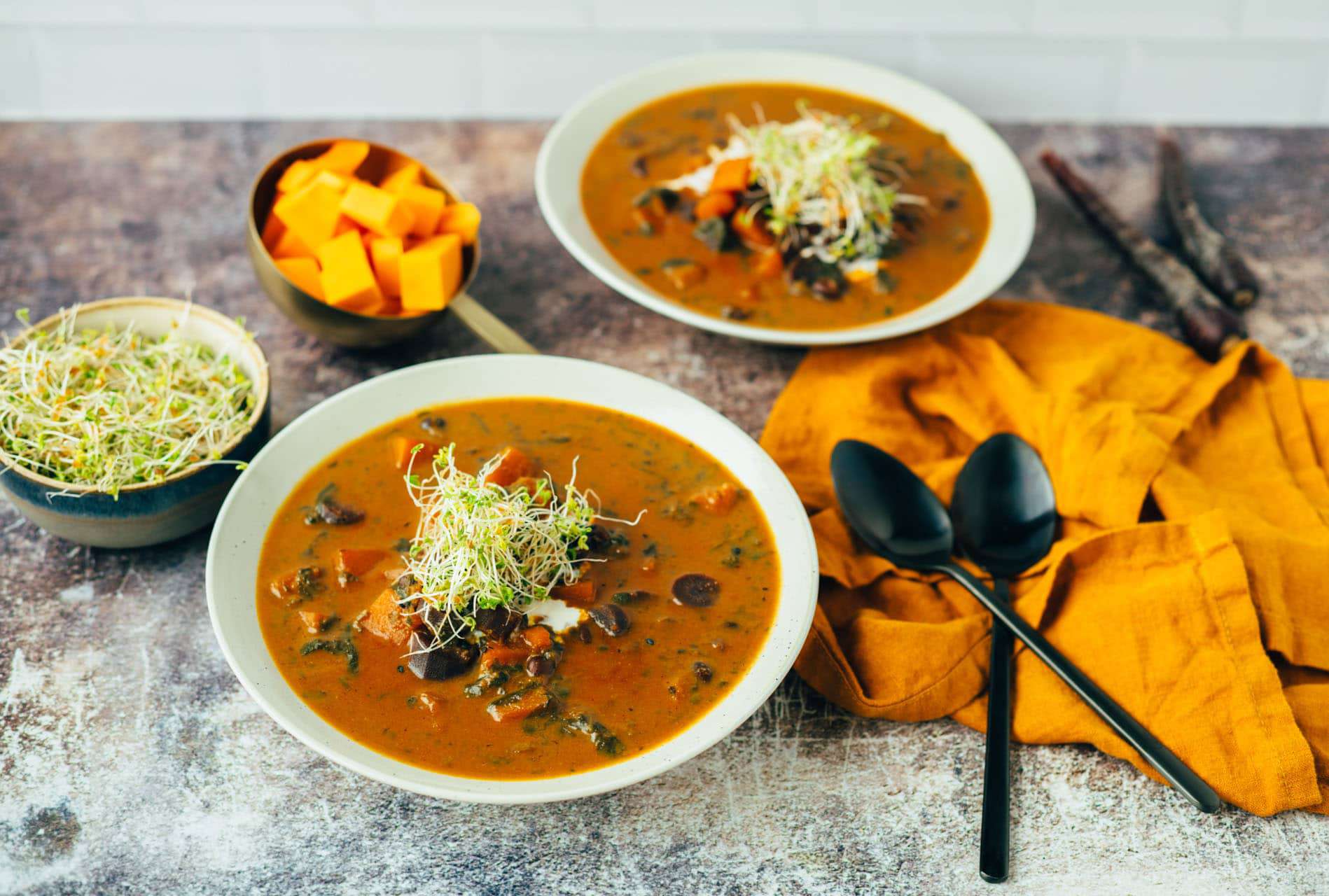 Herzhafter Eintopf mit Butternutkürbis und schwarzen Bohnen — VEGANE VIBES