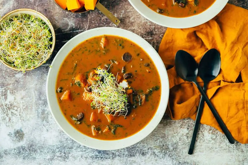 Herzhafter Eintopf mit Butternutkürbis und schwarzen Bohnen — VEGANE VIBES