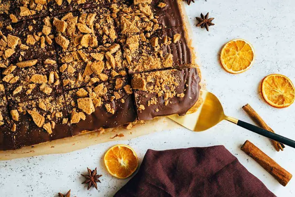 Vegane Lebkuchenschnitten mit Spekulatius-Crumble — VEGANE VIBES