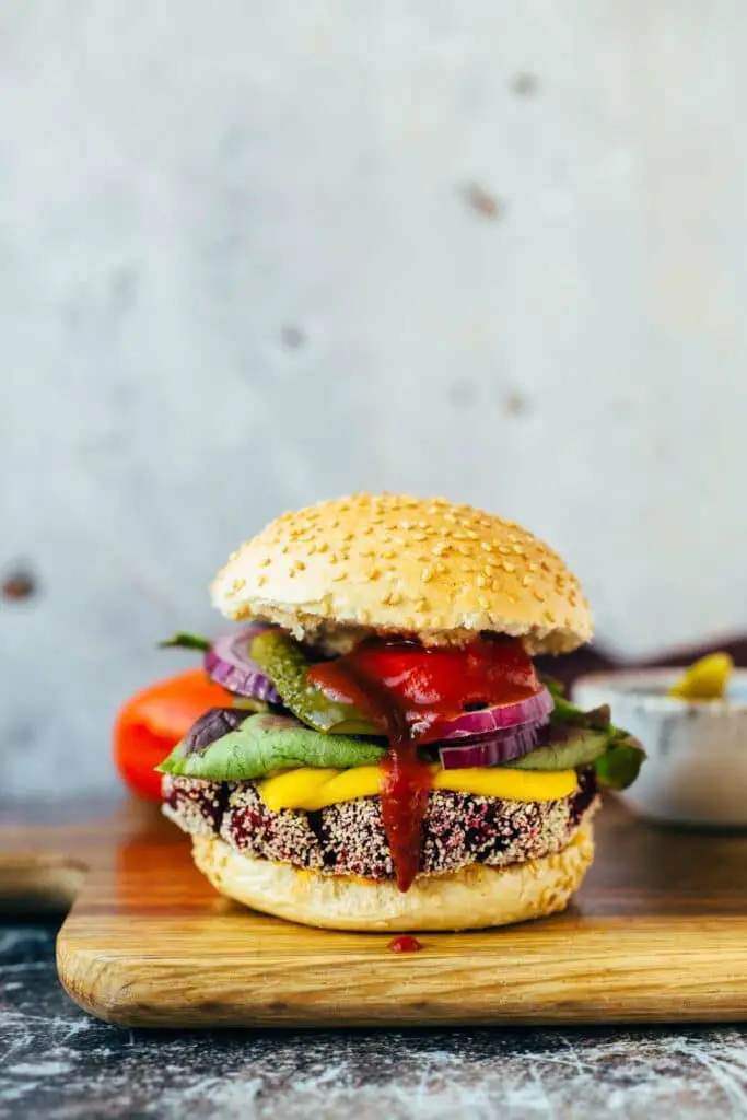 Protein-Burger mit roter Beete