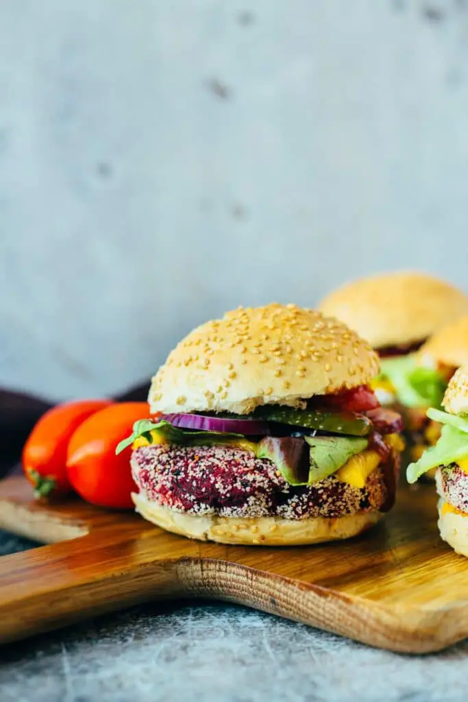 Protein-Burger mit roter Beete