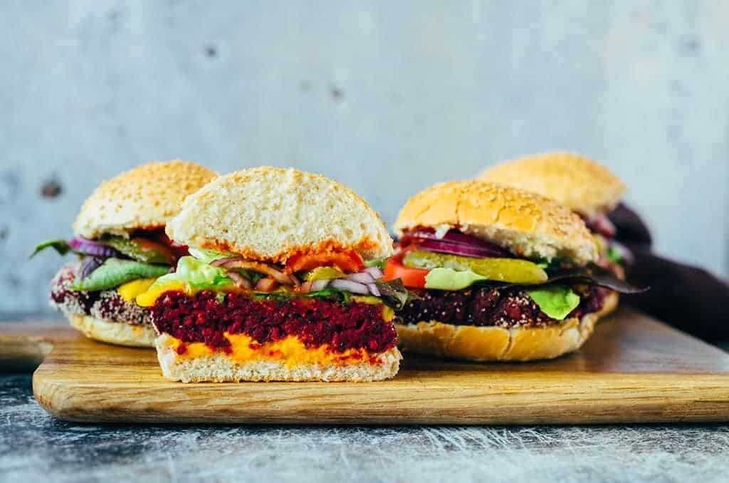 Protein-Burger mit roter Beete