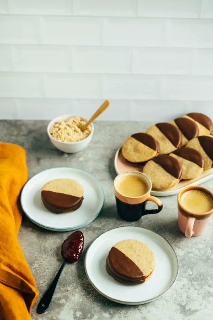 Haselnusstaler mit Marmeladenfüllung 