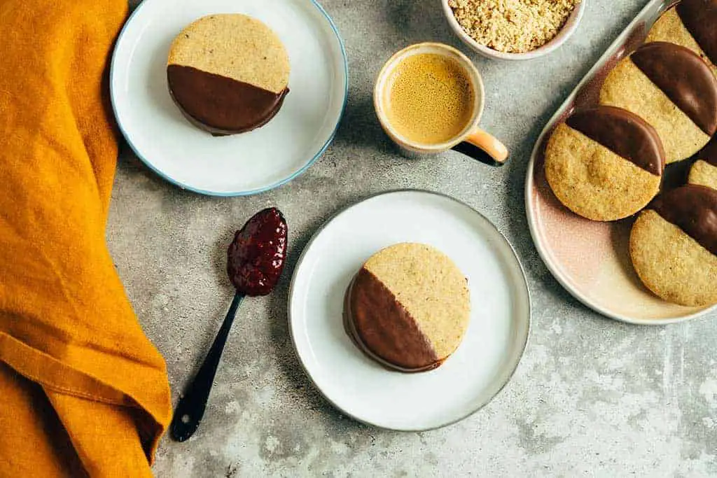 Haselnusstaler mit Marmeladenfüllung (40 Minuten) vegan — VEGANE VIBES