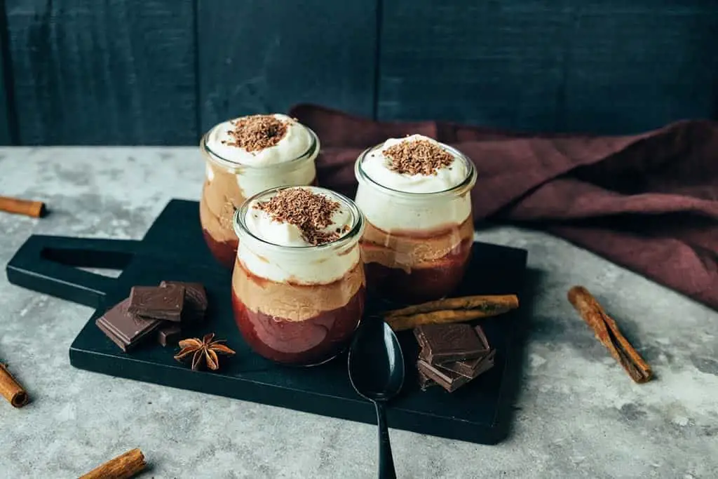Lebkuchenmousse mit Glühweinkirschen (v&amp;gf) — VEGANE VIBES
