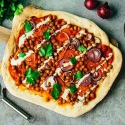 Berbere Dinkelpizza mit Tahini Dressing